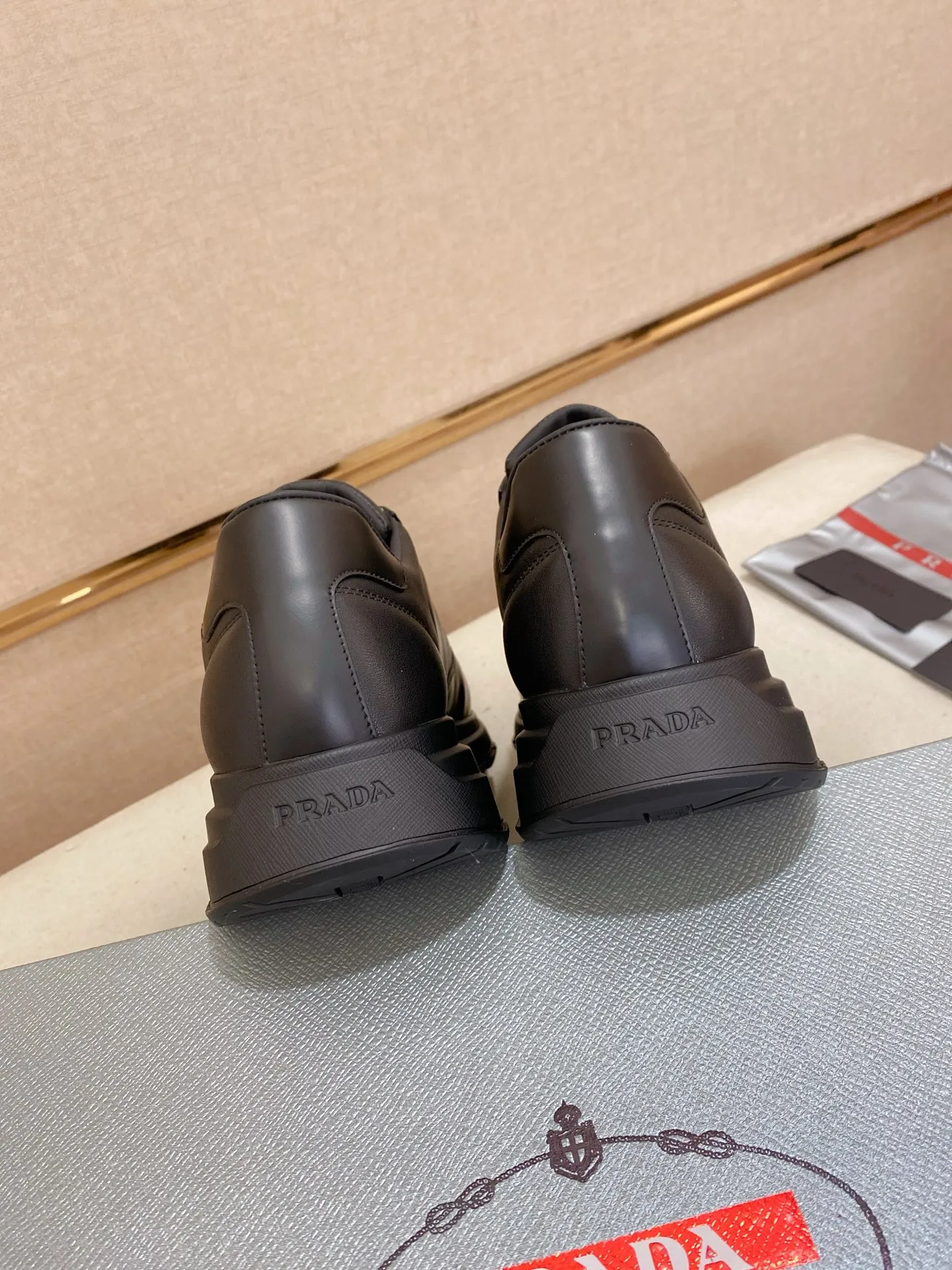 Factory price 540💰 ✔️✔️✔️High version High-quality new PRADA counters are on the market at the same time. The new men's shoes and 😘fabrics are selected from imported first-layer cowhide and are made by pure handcrafts. Lining: Full cowhide lining. 👍🏿 High-end ☄️ air-cushion molded anti-slip rubber outsole, exquisite lines, simple and elegant, comfortable and high-end for leisure travel. Code number: 38 to 44